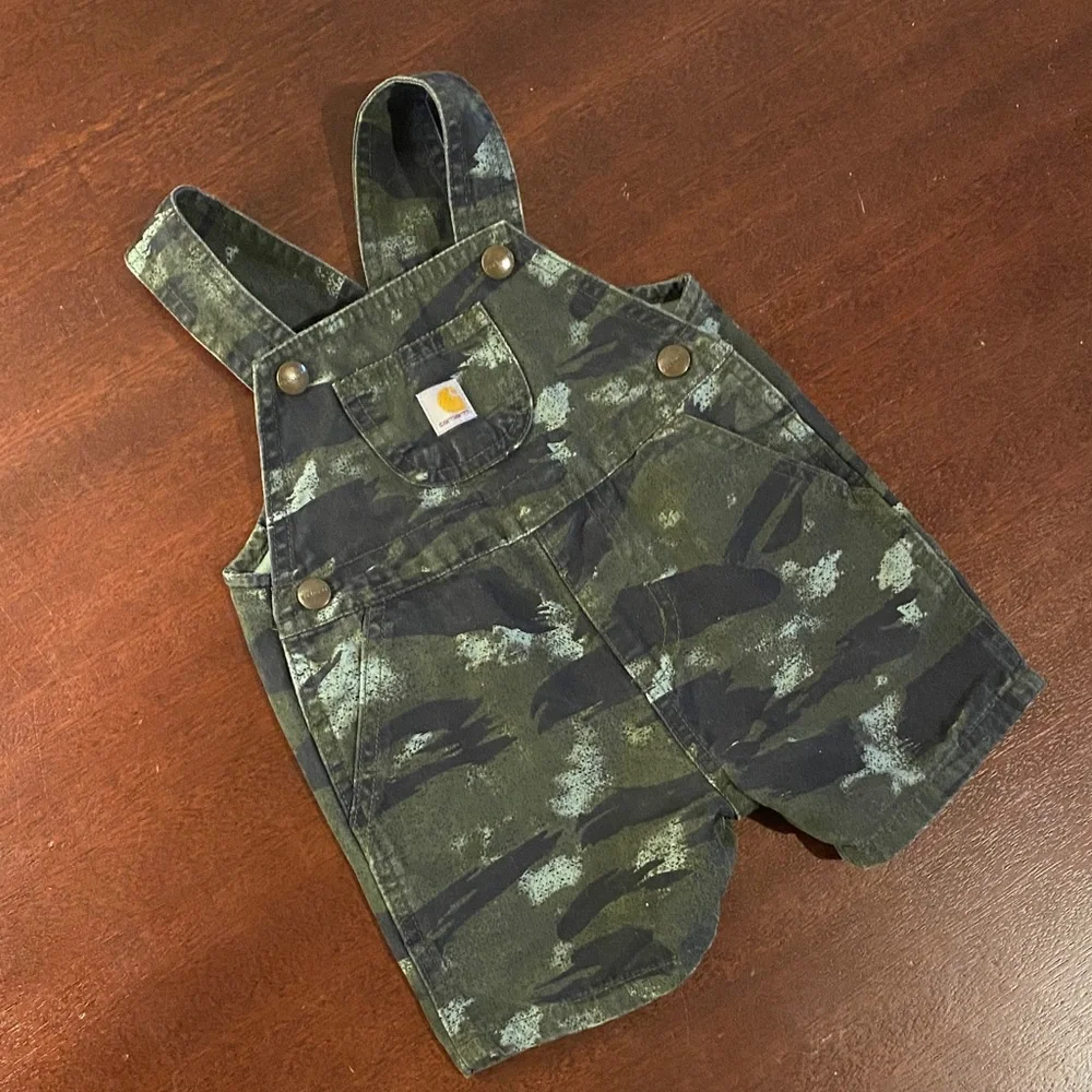 Carhartt boys green and black camouflage overall shorts sz 9-12M